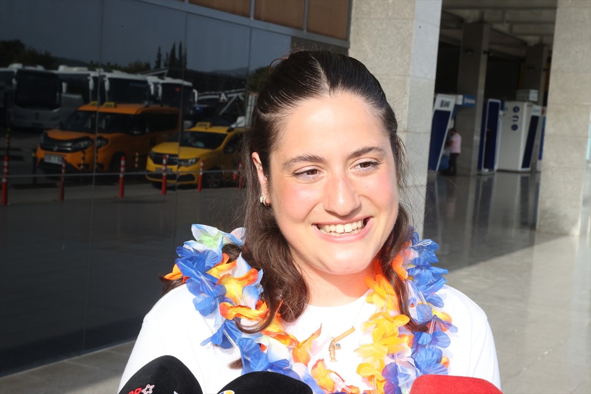 Kaiwi Kanalı'nı 21 saatte geçerek bu rotayı tamamlayan en genç Türk yüzücü olan Aysu Türkoğlu (sol...