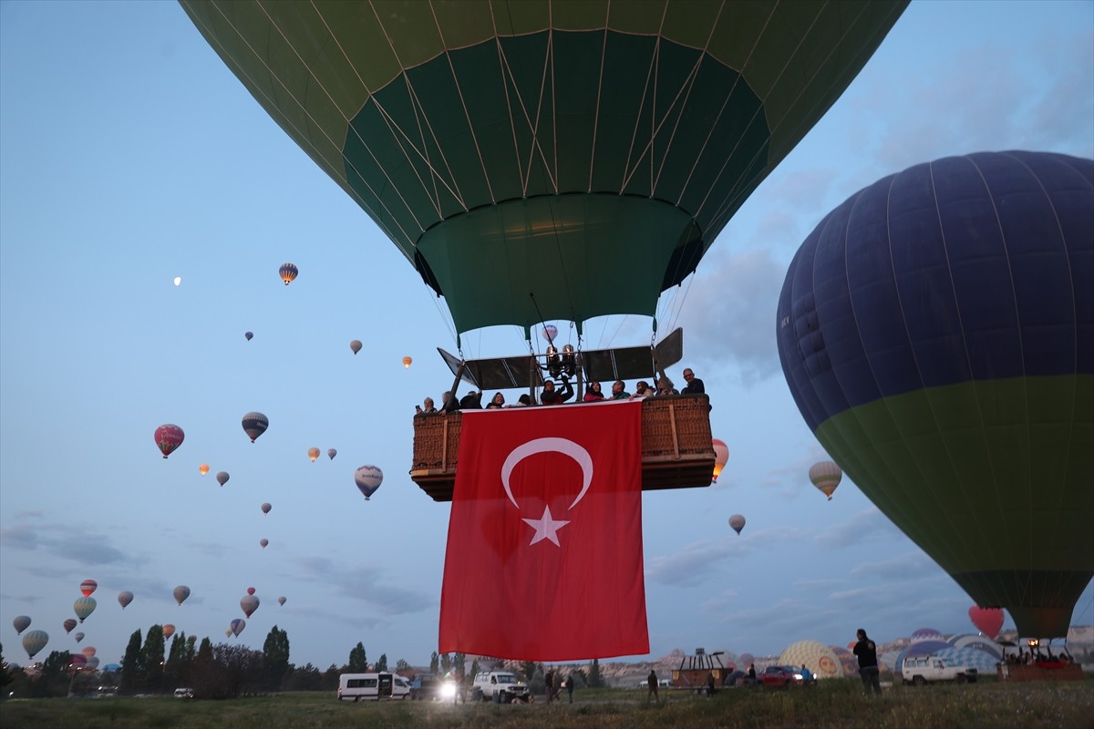 Kapadokya'da sıcak hava balonları, 19 Mayıs Atatürk'ü Anma, Gençlik ve Spor Bayramı dolayısıyla...