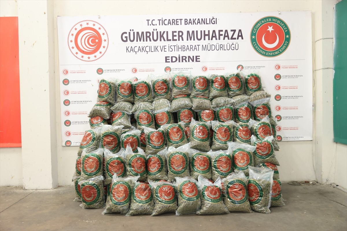 Kapıkule Sınır Kapısından Türkiye'ye giriş yapan bir araçta 382 kilogram esrar ele...