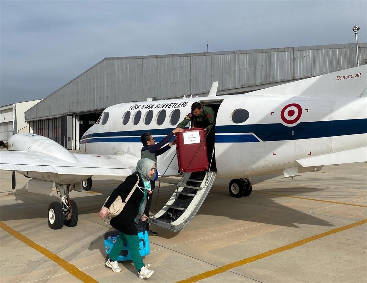 Kara Kuvvetleri Komutanlığına ait uçakla Isparta'dan alınan kalp grefti, bir hastaya nakledilmek...