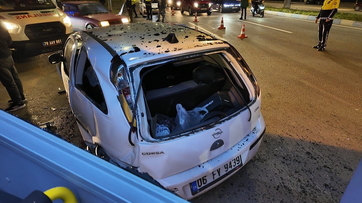 Karabük'te ehliyetsiz ve alkollü sürücünün karıştığı kazada 2 kişi yaralandı.