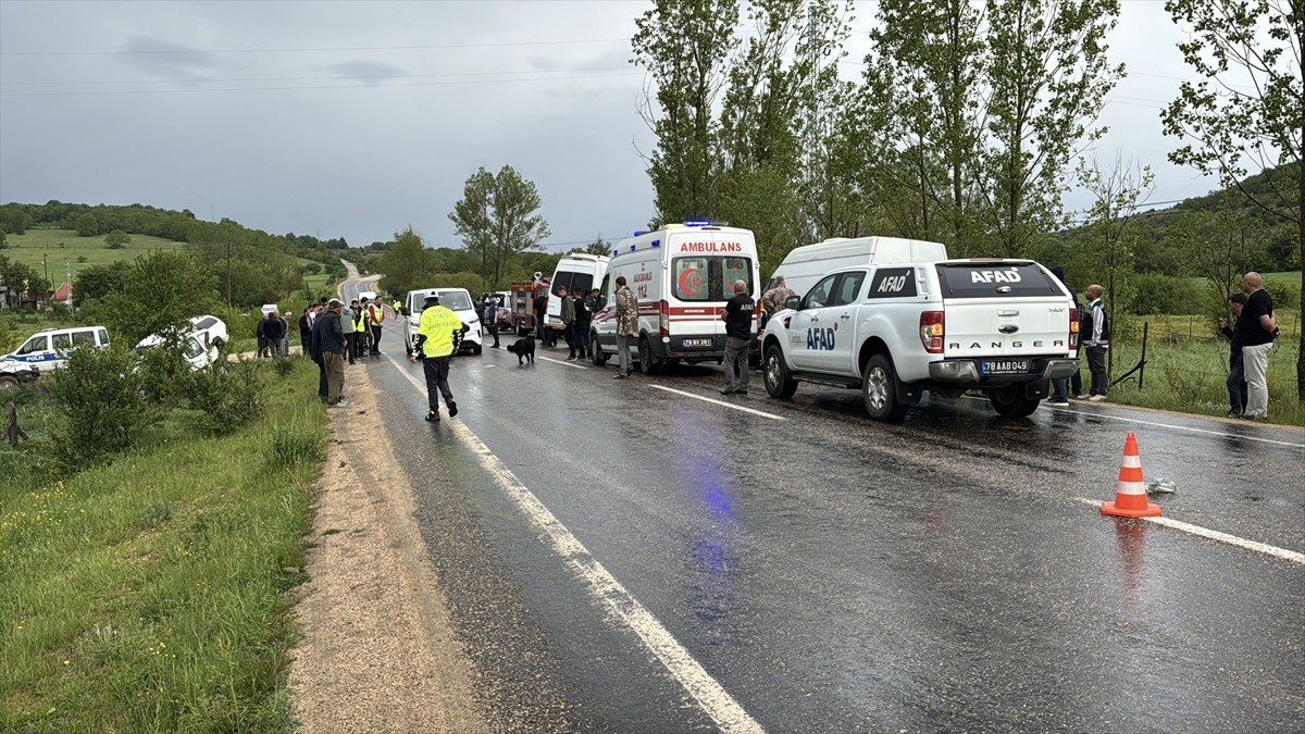 Karabük'ün Eflani ilçesinde 4 aracın karıştığı kazada 9 kişi yaralandı.