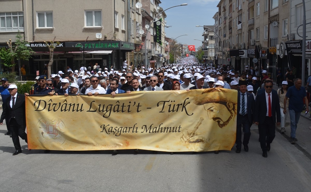 Karaman'da, 748. Türk Dil Bayramı ve Yunus Emre'yi Anma Etkinlikleri kapsamında yürüyüş ve dans...
