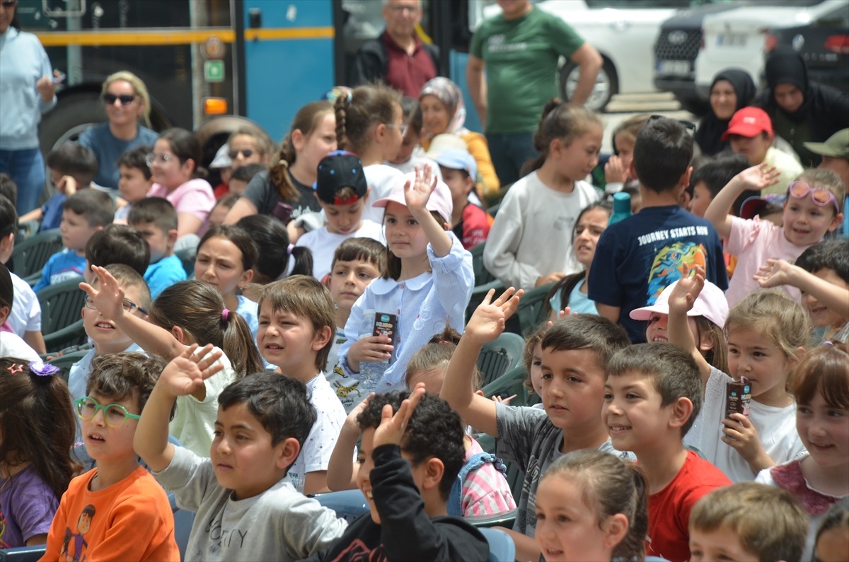 Karaman'da çocuklar, "Vagon Sahne Projesi" kapsamında raylar üzerinde sahnelenen "Masal Treni"...