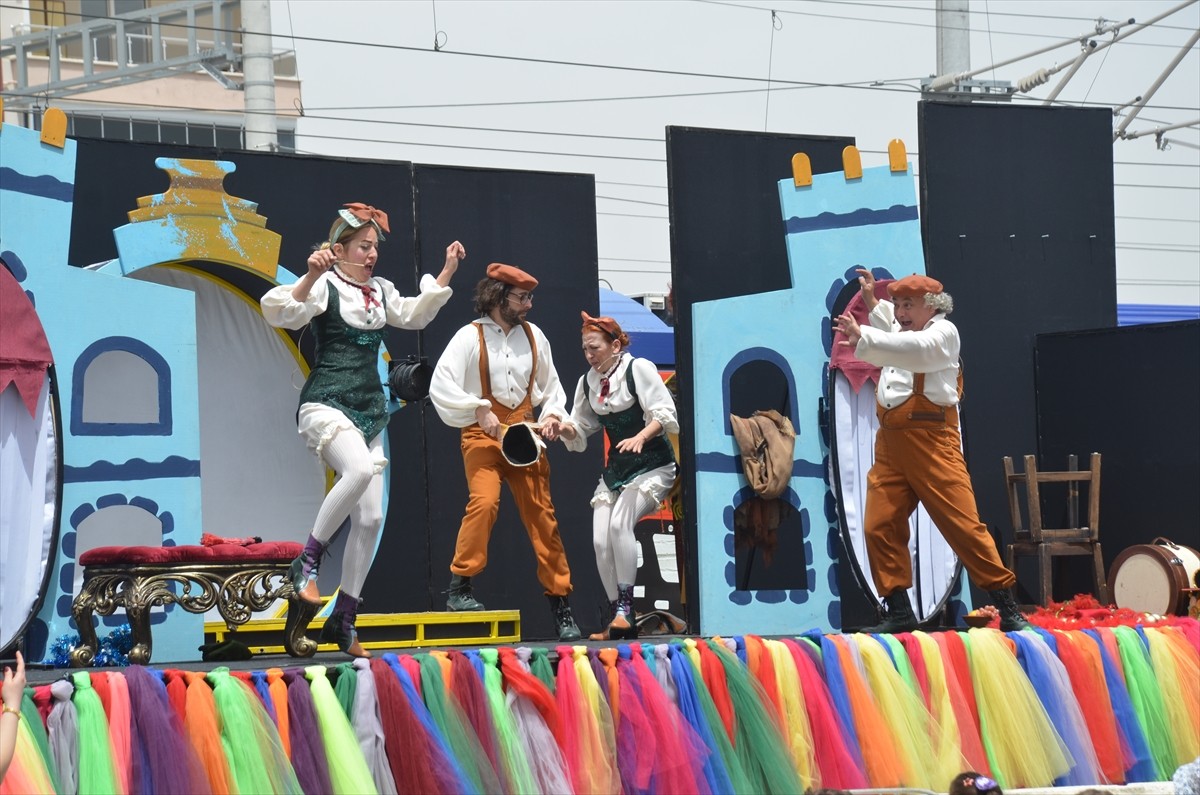 Karaman'da çocuklar, "Vagon Sahne Projesi" kapsamında raylar üzerinde sahnelenen "Masal Treni"...