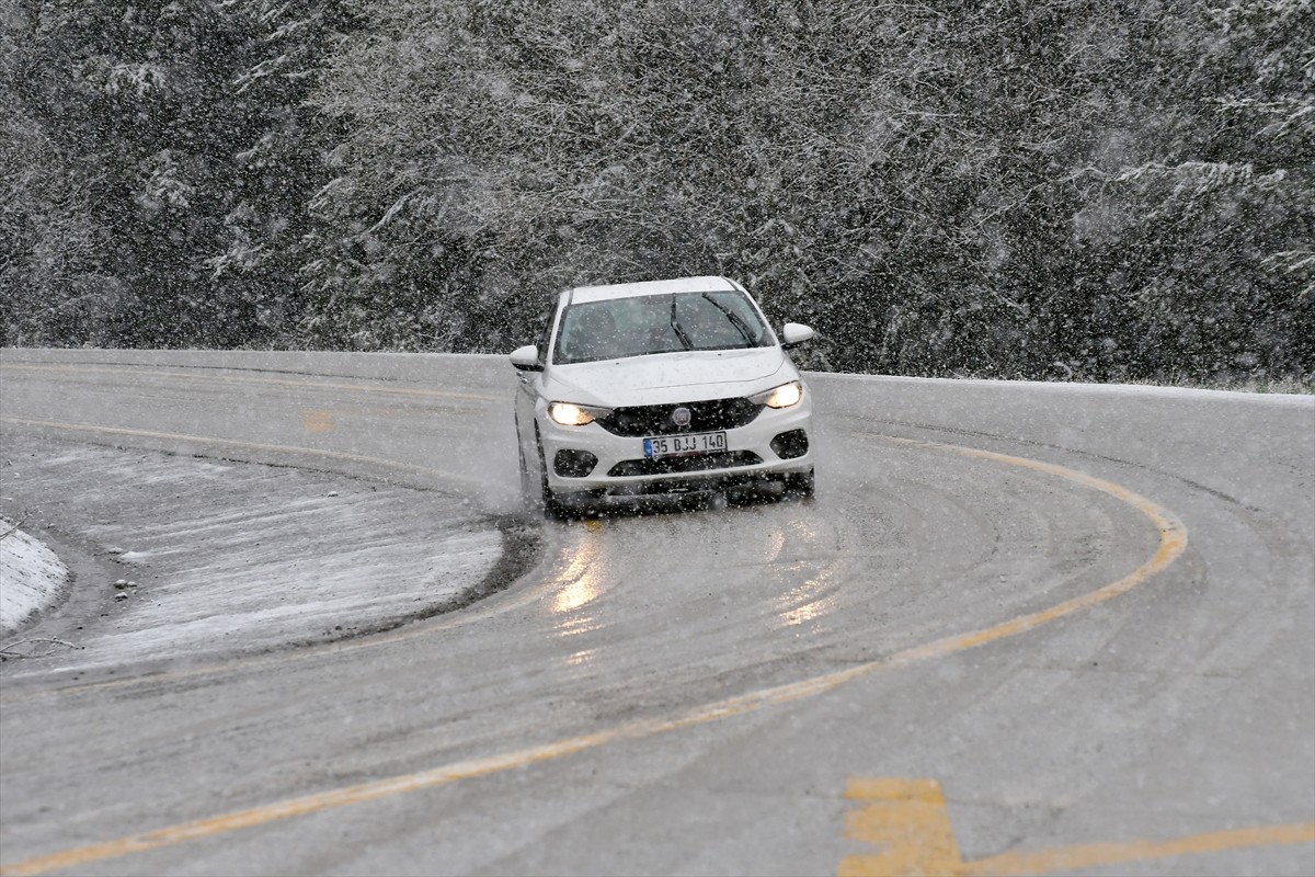 Kars'ın Sarıkamış ilçesi ve yüksek rakımlı geçitler, kar yağışıyla beyaza büründü. İlçeye 15...