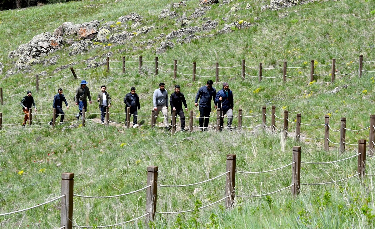 Kars'ın Sarıkamış ilçesinde 19 Mayıs Atatürk'ü Anma, Gençlik ve Spor Bayramı dolayısıyla doğa...