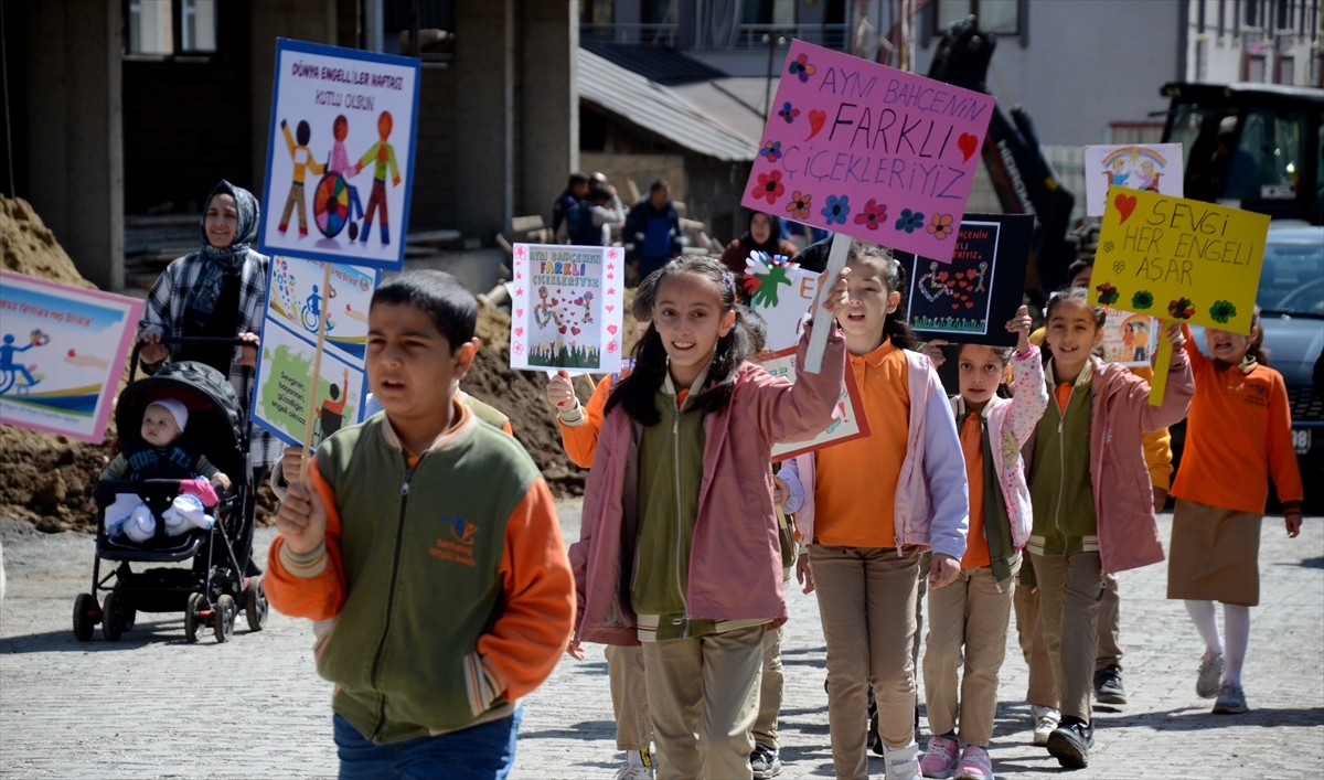  Kars'ın Sarıkamış ilçesinde ilkokul öğrencileri, "Engelliler Haftası" kapsamında işaret diliyle...