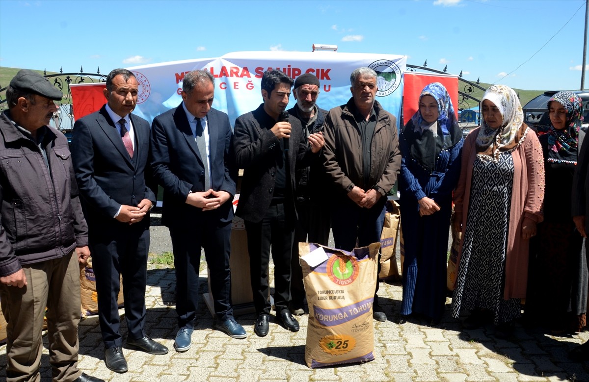 Kars'ın Sarıkamış ilçesinde, "Meralara Sahip Çık Geleceği Koru" projesi kapsamında çiftçilere...