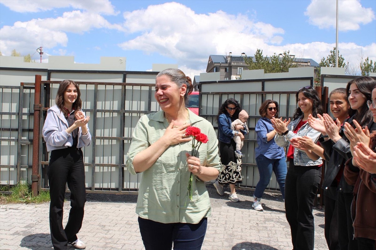 Kars'ta meslekte 34 yılını doldurarak emekli olan 57 yaşındaki tarih öğretmeni Özlem Kösem için...
