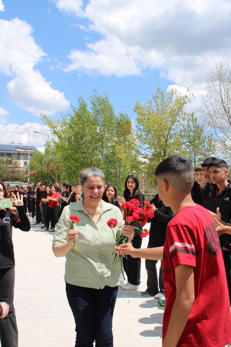 Kars'ta meslekte 34 yılını doldurarak emekli olan 57 yaşındaki tarih öğretmeni Özlem Kösem için...