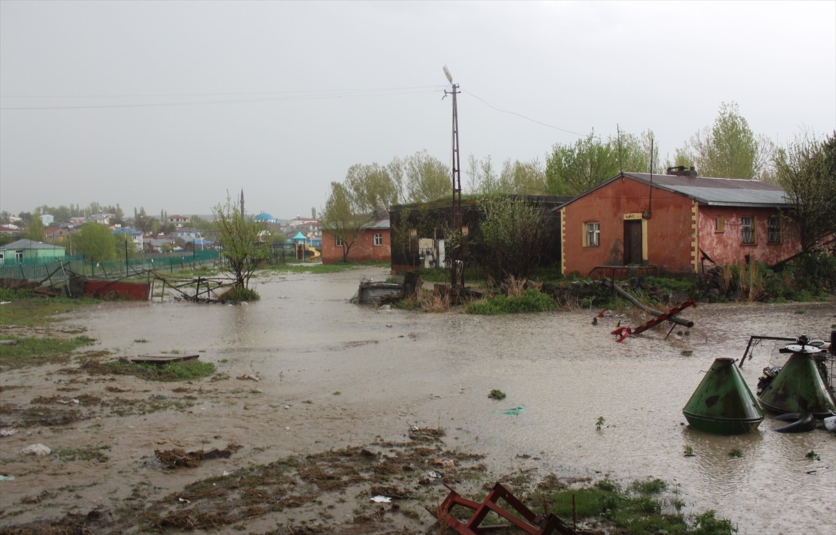 Kars'ta sağanak ve dolu nedeniyle bazı ev ve iş yerlerini su bastı.