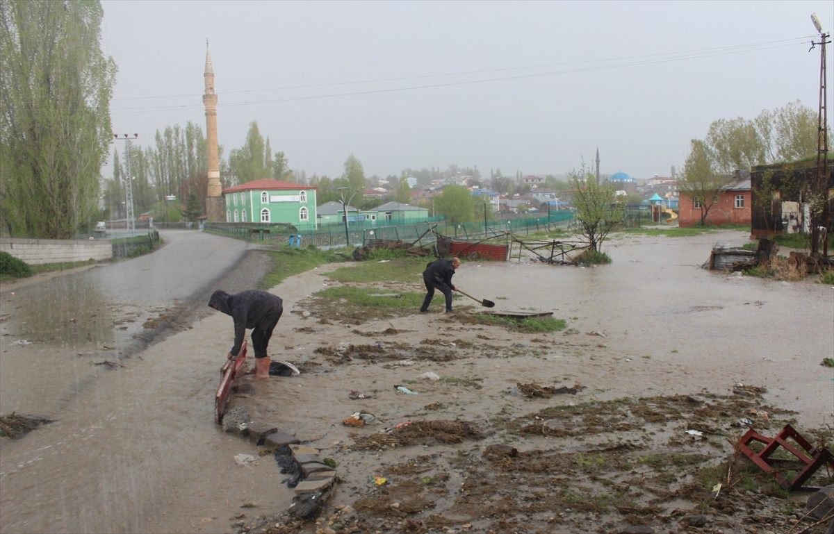 Kars'ta sağanak ve dolu nedeniyle bazı ev ve iş yerlerini su bastı.