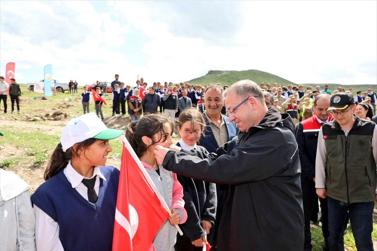 Kars Valiliğinin "Her İlçeye Örnek Meyve Bahçesi Projesi" kapsamında, Digor ilçesinde fidan...