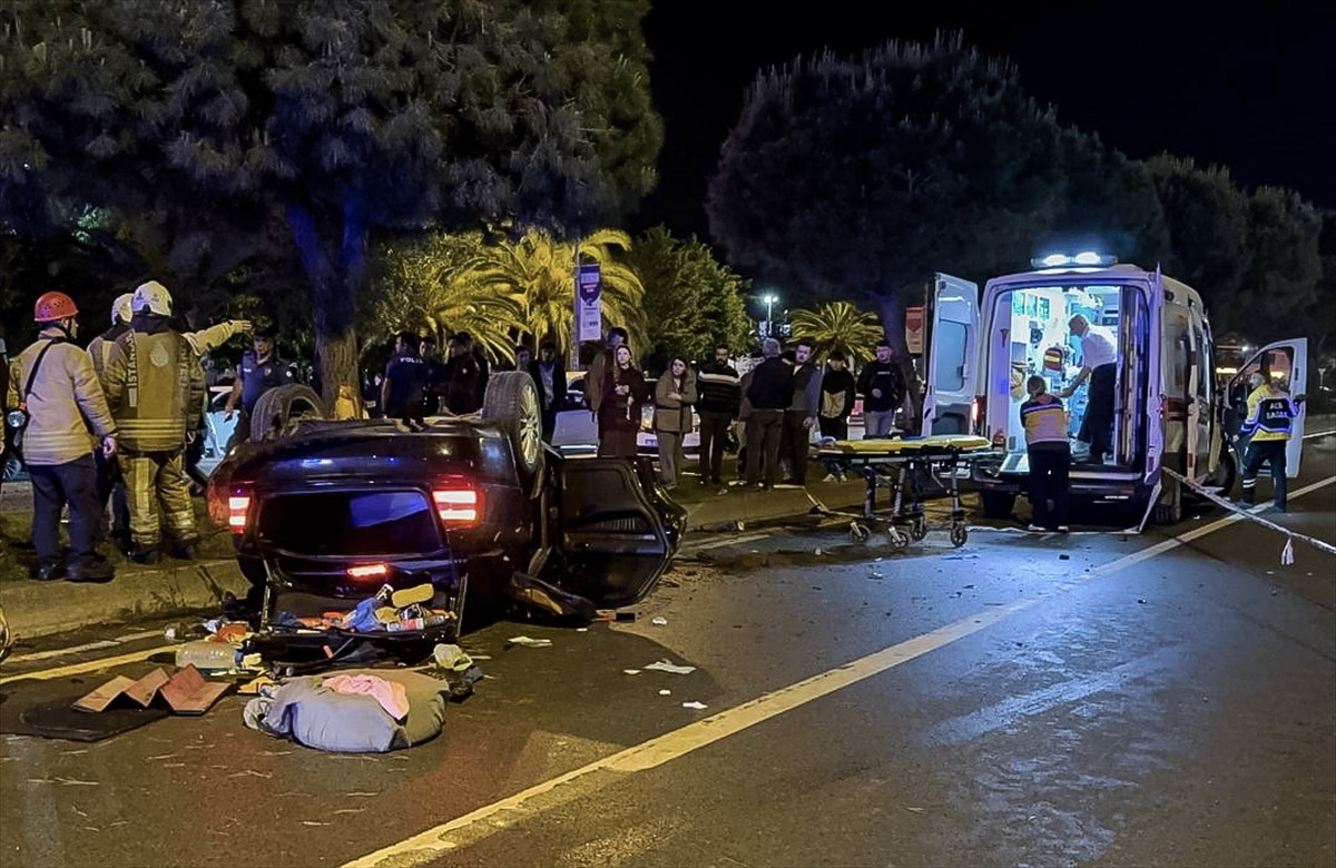 Kartal'da 2 otomobilin çarpışması sonucu 5 kişi yaralandı. Çarpışmanın etkisiyle refüje çıkan...