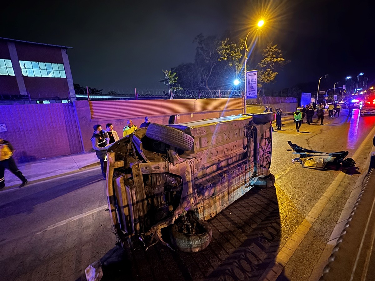 Kartal'da kaldırıma çarpan otomobildeki kadın hayatını kaybetti. İhbar üzerine olay yerine polis...