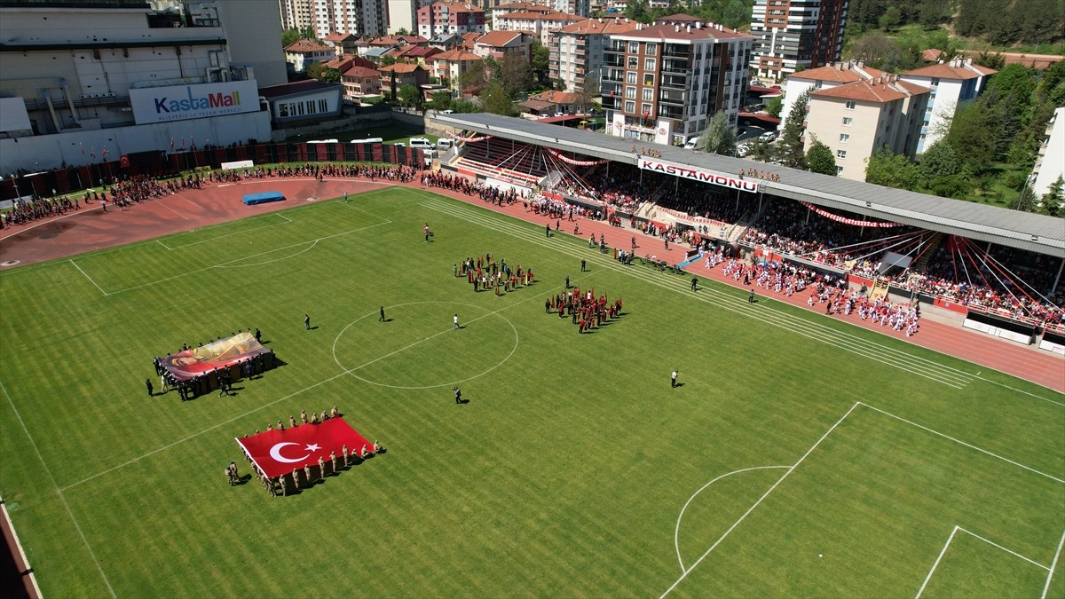 Kastamonu'da 19 Mayıs Atatürk'ü Anma, Gençlik ve Spor Bayramı dolayısıyla Gazi Stadyumu'nda tören...