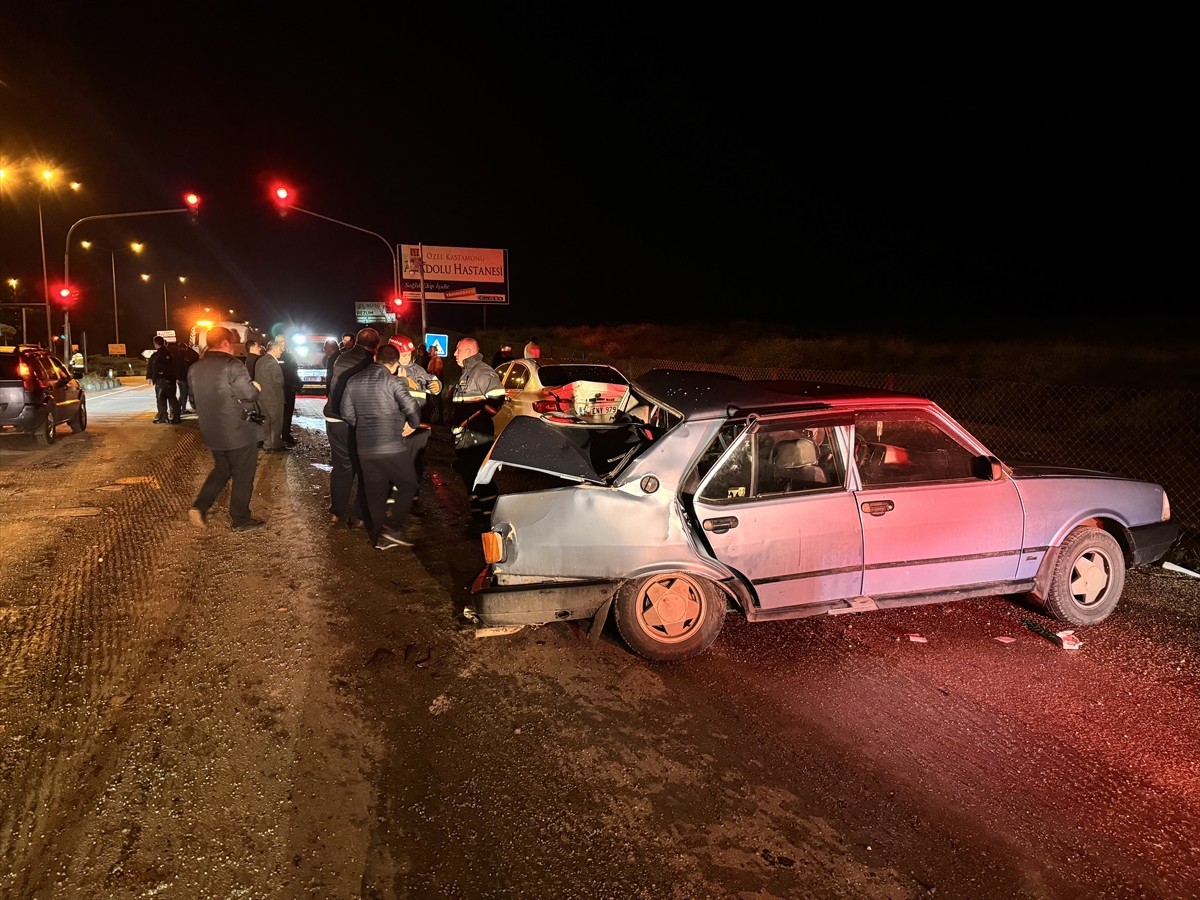 Kastamonu'da 4 aracın karıştığı zincirleme trafik kazasında 9 kişi yaralandı.