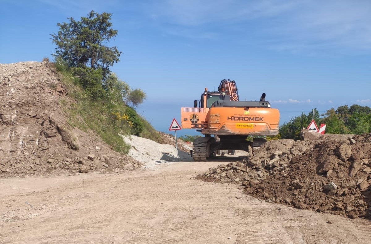 Kastamonu'da Cide-İnebolu kara yolu, heyelan nedeniyle ulaşıma kapandı.