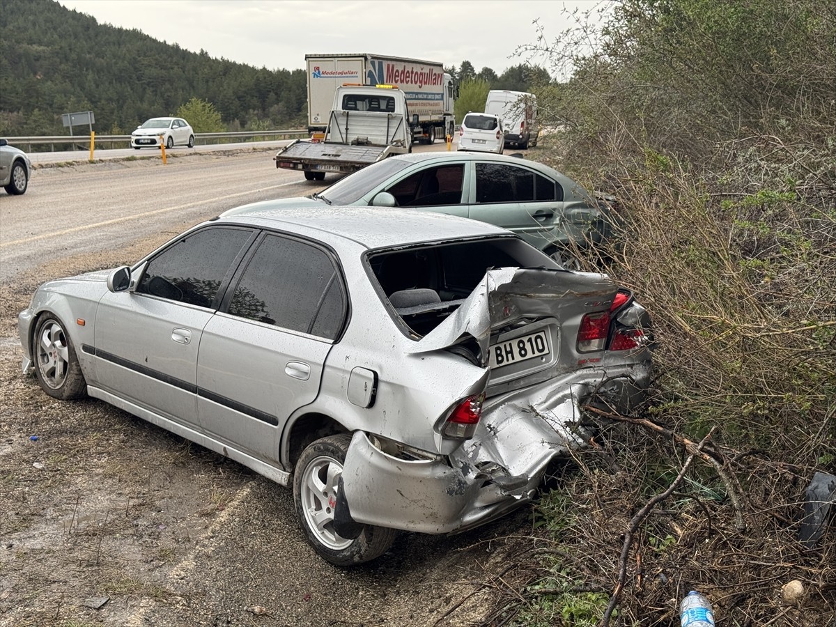 Kastamonu'da otomobilin arıza yapan araca çarptığı kazada 4 kişi yaralandı.