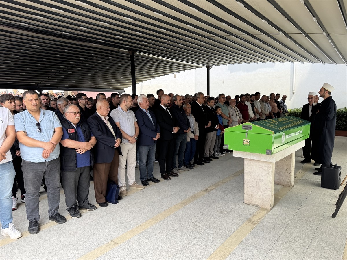 Kastamonu'nun Bozkurt ilçesinde geçirdiği rahatsızlık sonucu tedavi gördüğü hastanede vefat eden...