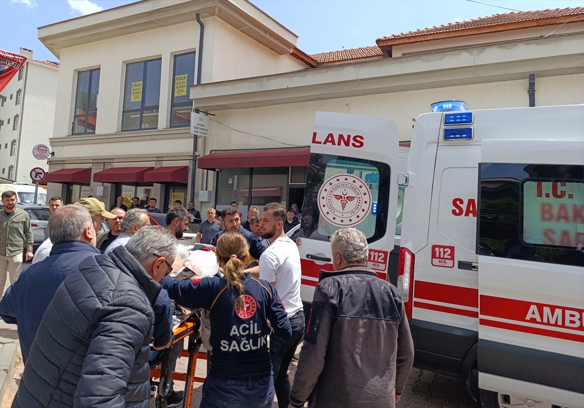 Kastamonu’nun Bozkurt ilçesinde kahvehanede otururken kalbi duran vatandaş, Acil Sağlık ekibinin...