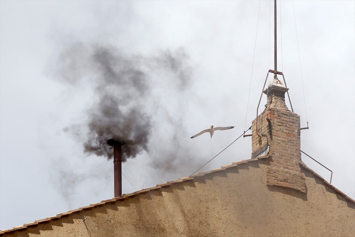 Katolik Kilisesi'nin yeni papasını seçmek için dün akşam başlayan ve bu sabah devam eden...