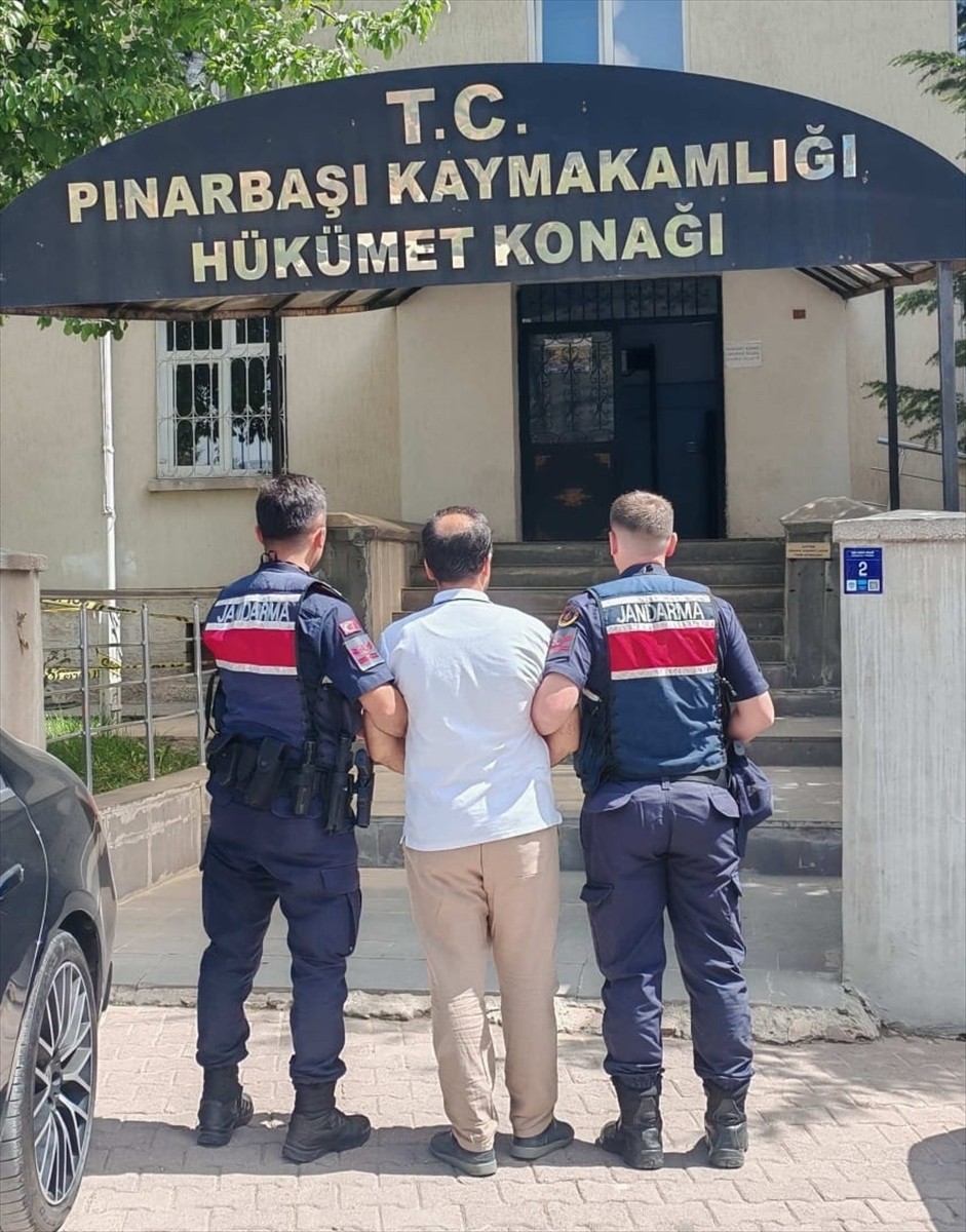 Kayseri'de Fetullahçı Terör Örgütü (FETÖ) üyeliğinden hüküm giyen eski icra müdürü...