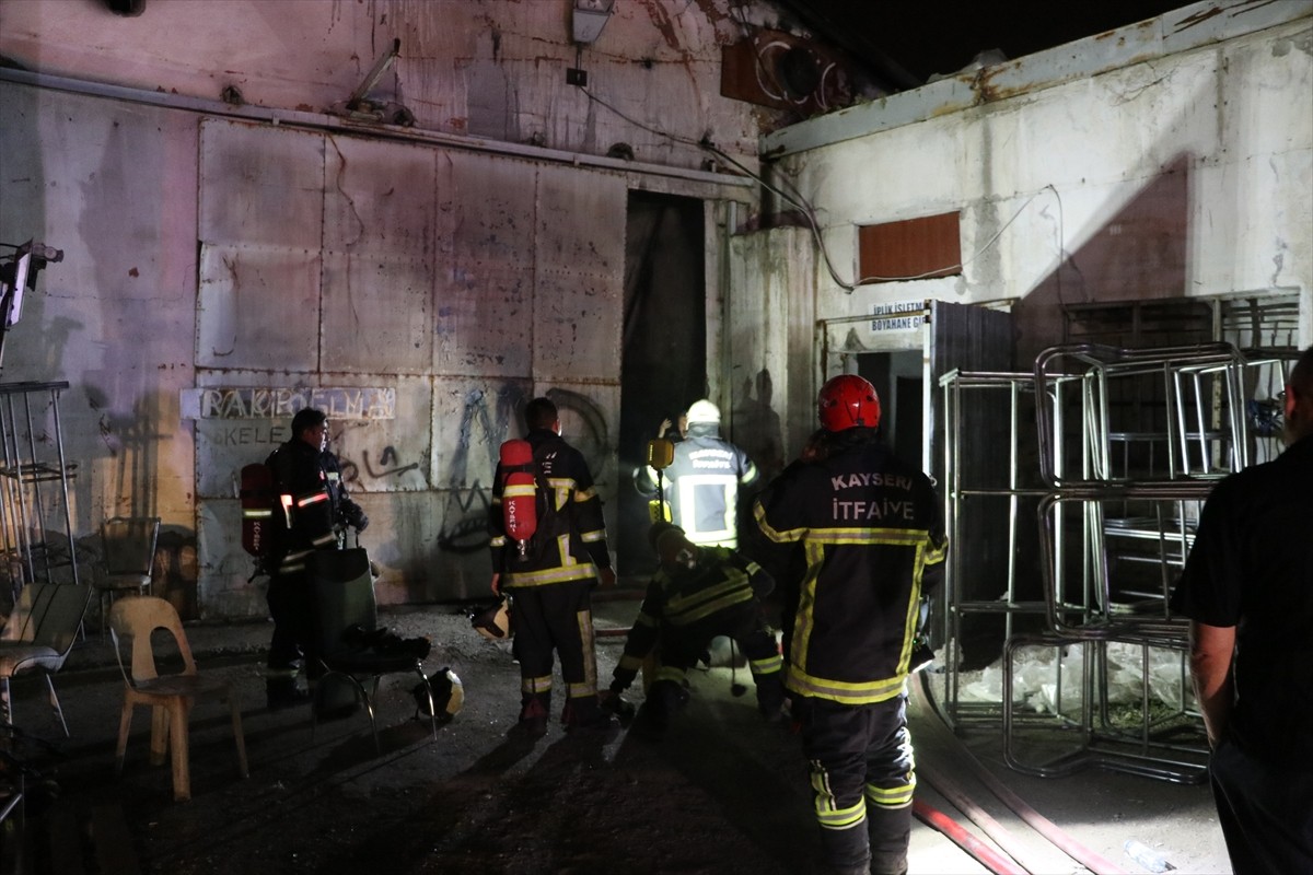 Kayseri'de mobilya üretimi yapan atölyede çıkan yangında hasar oluştu.