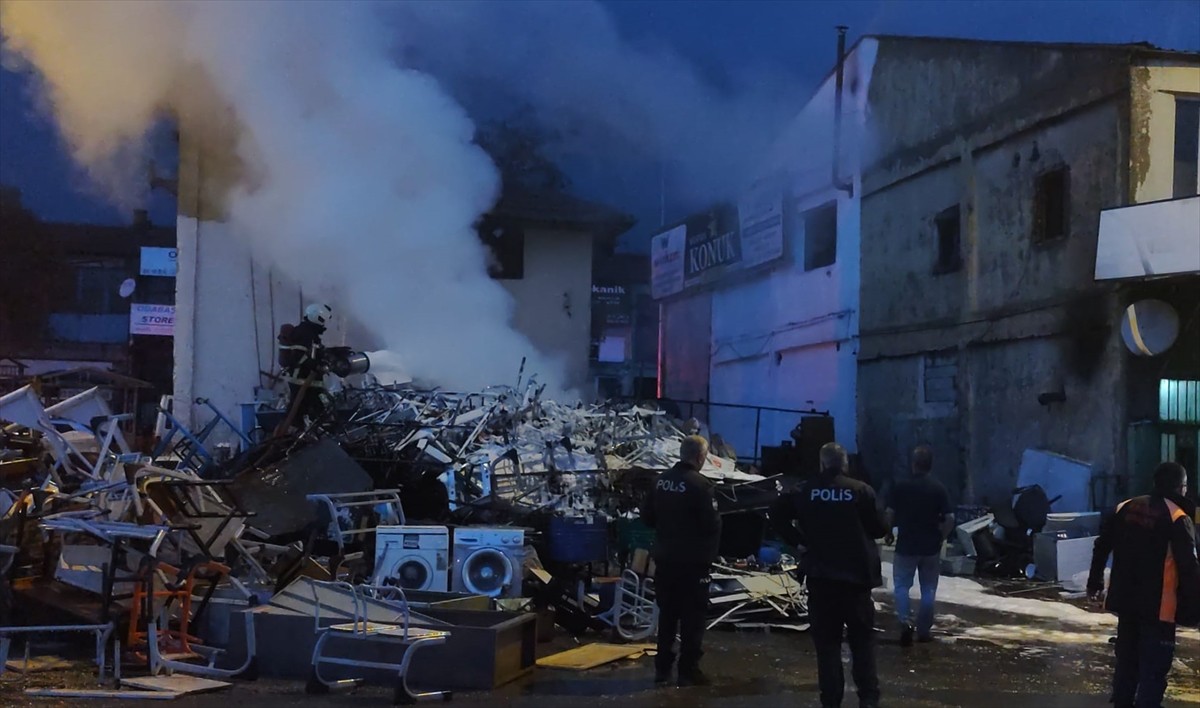 Kayseri'de yıldırımın isabet ettiği hurdalıkta çıkan yangın hasara yol açtı.