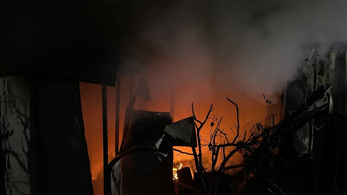 Kayseri'nin Kocasinan ilçesinde prefabrik evde çıkan yangın itfaiye ekiplerince söndürüldü.