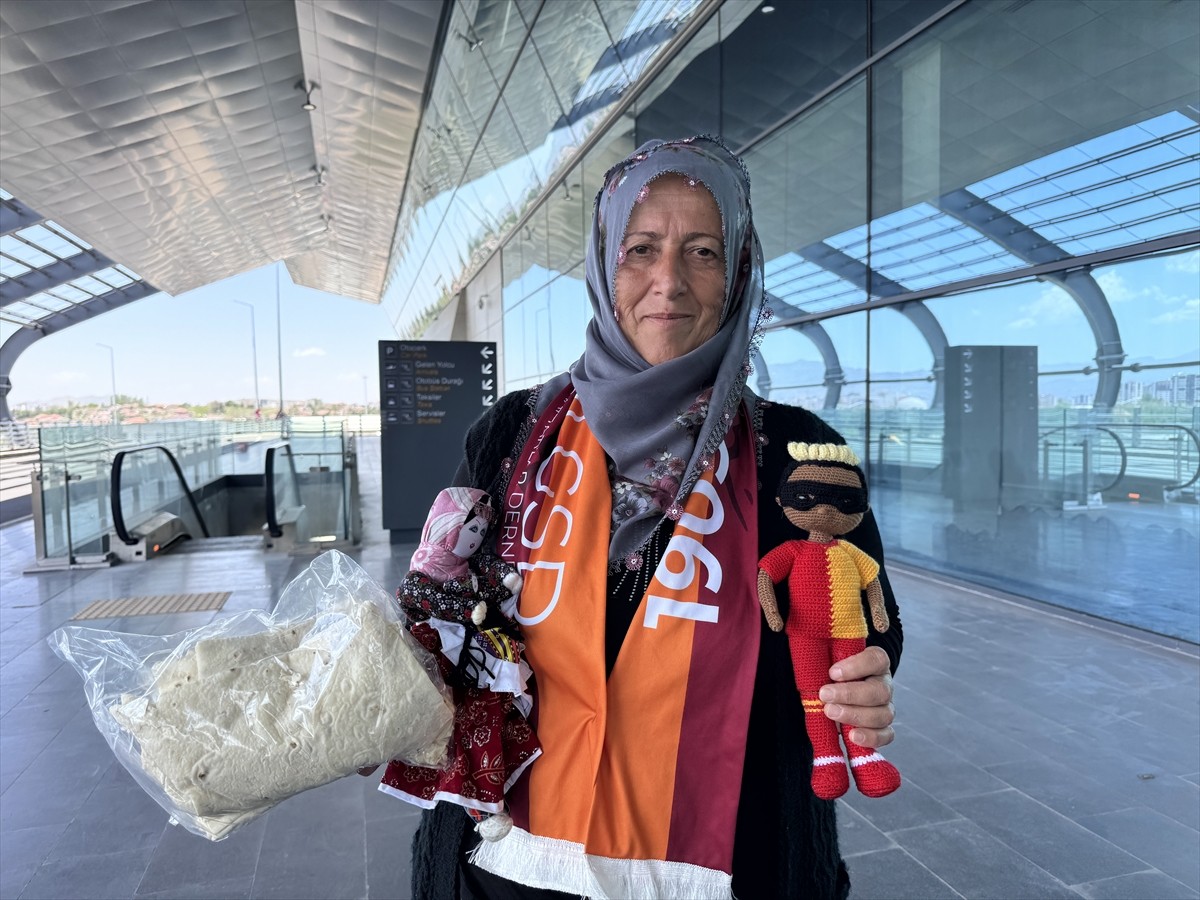  Kayseri'nin Yeşilhisar ilçesinde yaşayan Neslihan Demir, ördüğü "Osimhen bebeği" Galatasaray'ın...