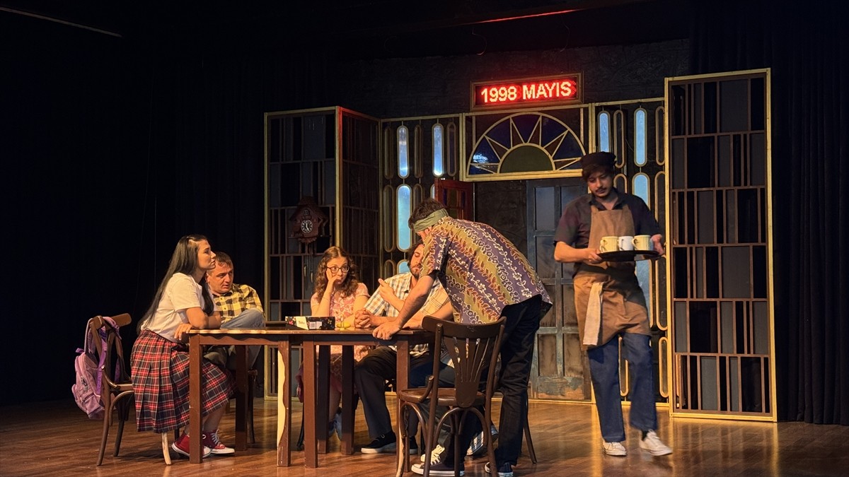 Kayseri Devlet Tiyatrosunun "Öğle Kahvesi" adlı oyunu, Trabzon'da sahnelendi.