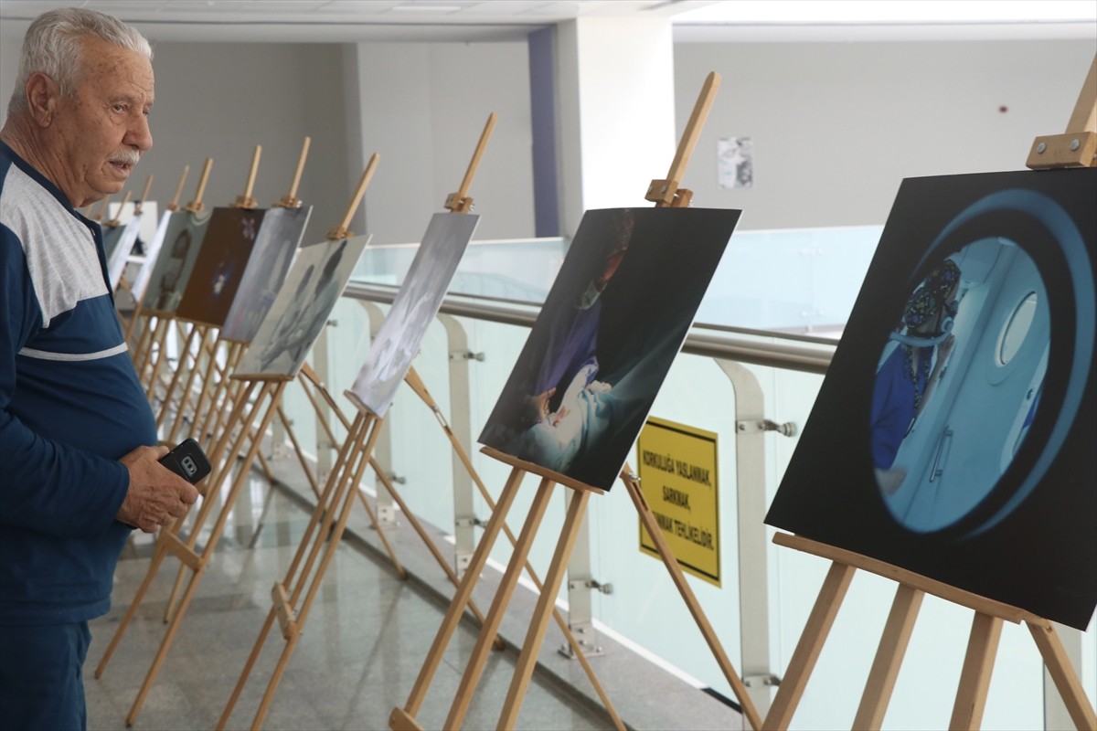 Kayseri Şehir Hastanesi'nde, sağlık çalışanlarının meslektaşlarını görev başındayken çektiği...