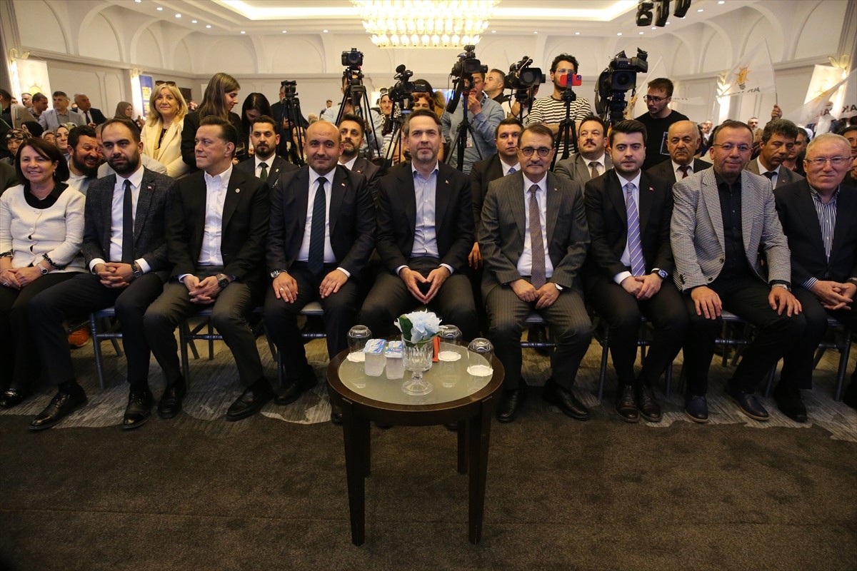 Kentteki programları için Ankara'dan Yüksek Hızlı Tren'le Eskişehir'e gelen Enerji ve Tabii...