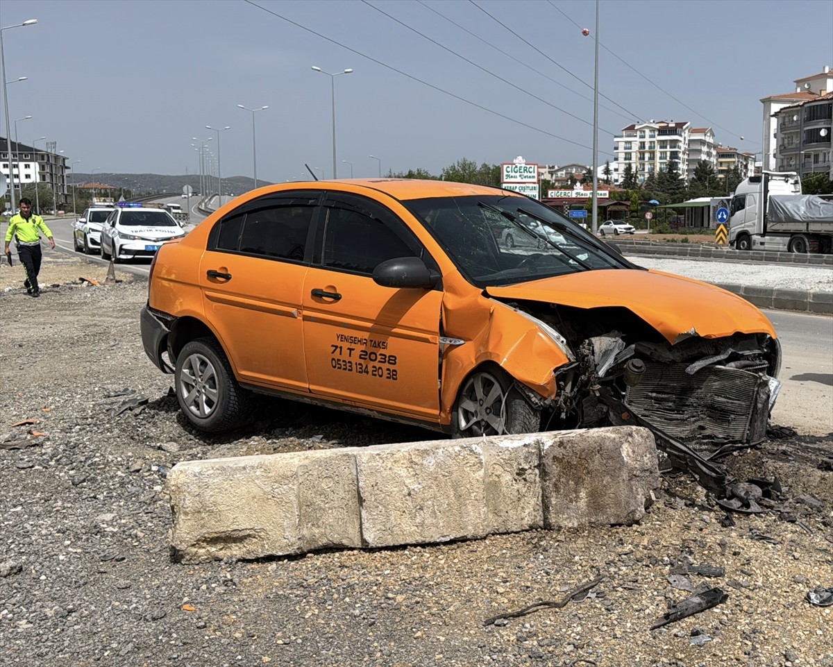 Kırıkkale'nin Yahşihan ilçesinde taksinin beton bariyere çarpması sonucu 2 kişi yaralandı....