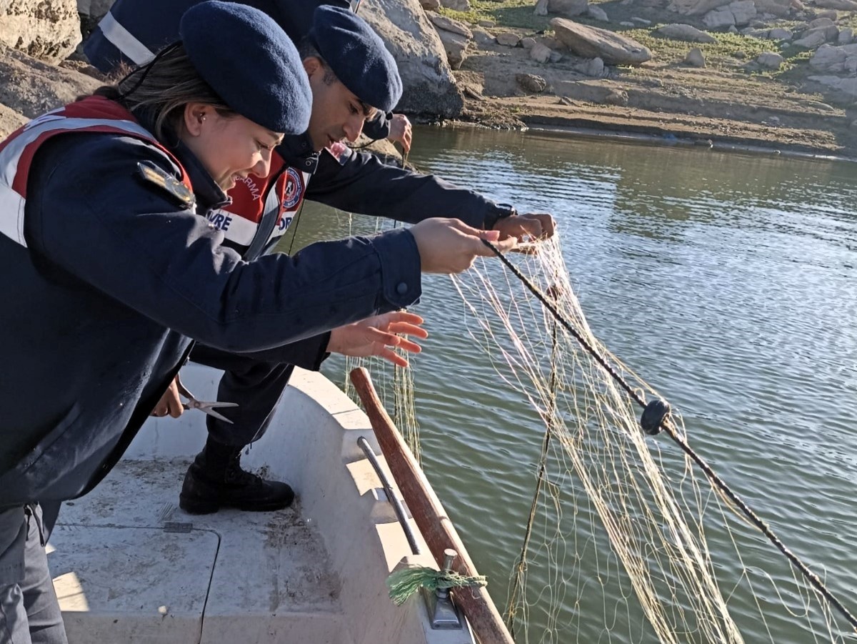 Kırklareli'nde kaçak avcılıkla mücadele kapsamında baraj gölüne serilen 500 metre ağ ele...