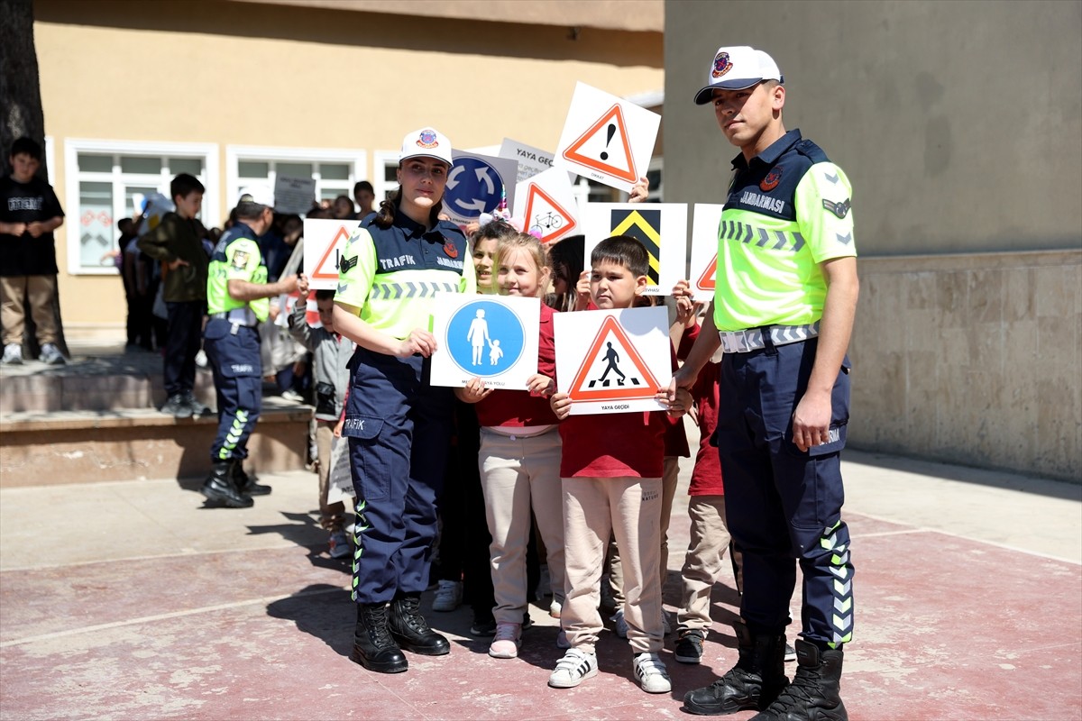 Kırklareli'nde köy okullarında eğitim gören öğrencilere jandarma ekiplerince trafik eğitimi...