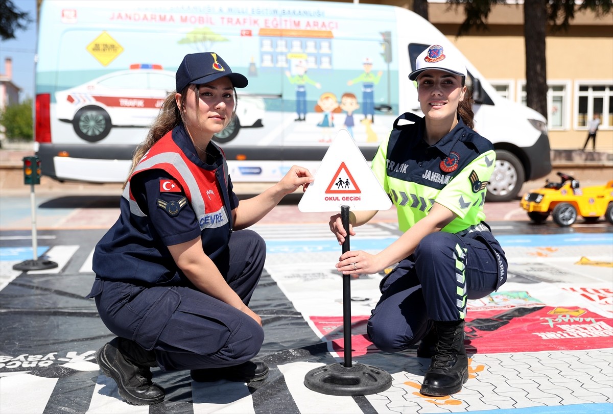 Kırklareli'nde köy okullarında eğitim gören öğrencilere jandarma ekiplerince trafik eğitimi...