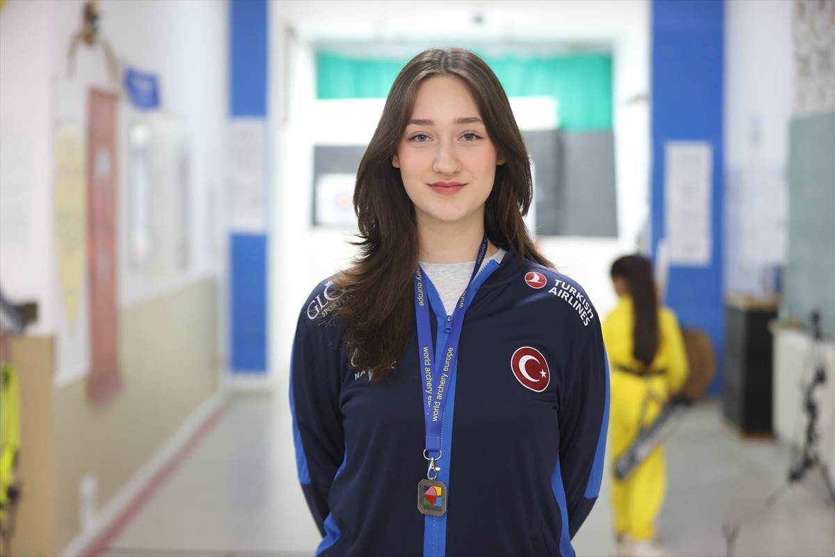 Kırklareli'nin Lüleburgaz ilçesinde ablasının önerisiyle okçuluğa başlayan 18 yaşındaki milli...