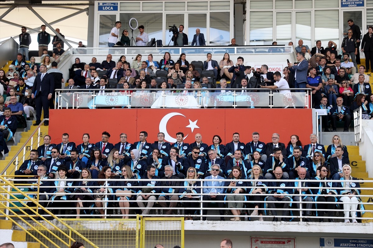 Kırklareli Üniversitesinden (KLÜ) 2024-2025 akademik yılında mezun olan 3 bin 550 öğrenci...