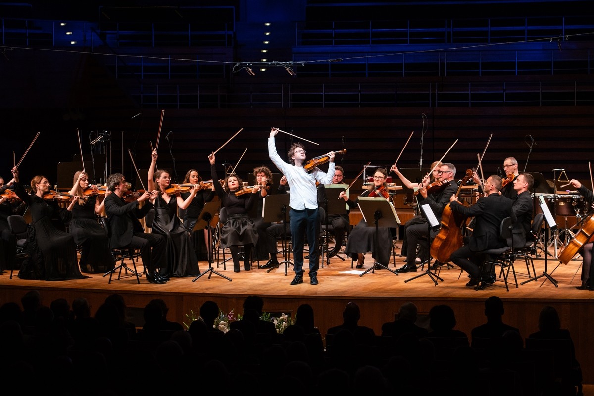 Klasik müzikte kuşağının önde gelen flüt virtüözlerinden Emmanuel Pahud ile dünyaca ünlü kemancı...