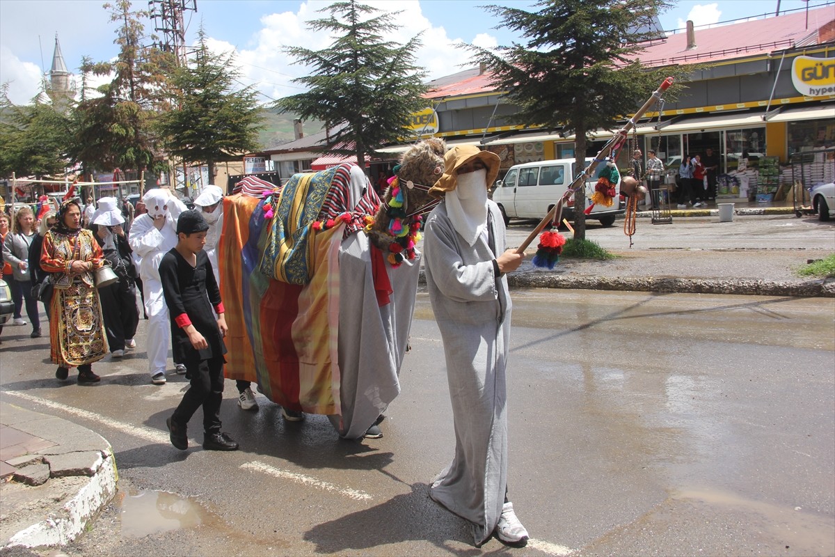 Koç katımının 100'üncü gününde düzenlenen ve "bereket töreni" olarak kutlanan "saya gezmesi" adlı...