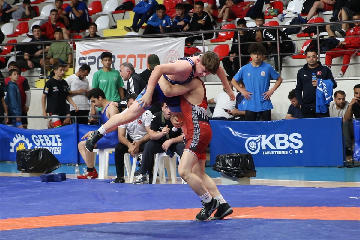 Kocaeli'de, Gebze Kapalı Spor Salonu'nda düzenlenen 15 Yaş Altı Türkiye Güreş Şampiyonası...