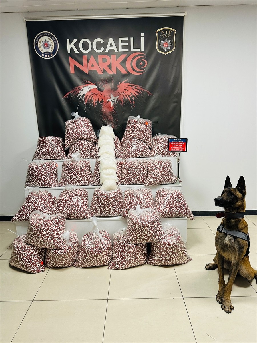 Kocaeli'nin Gebze ilçesinde durdurulan tırda 397 bin sentetik ecza hap ve 7 kilogram metamfetamin...