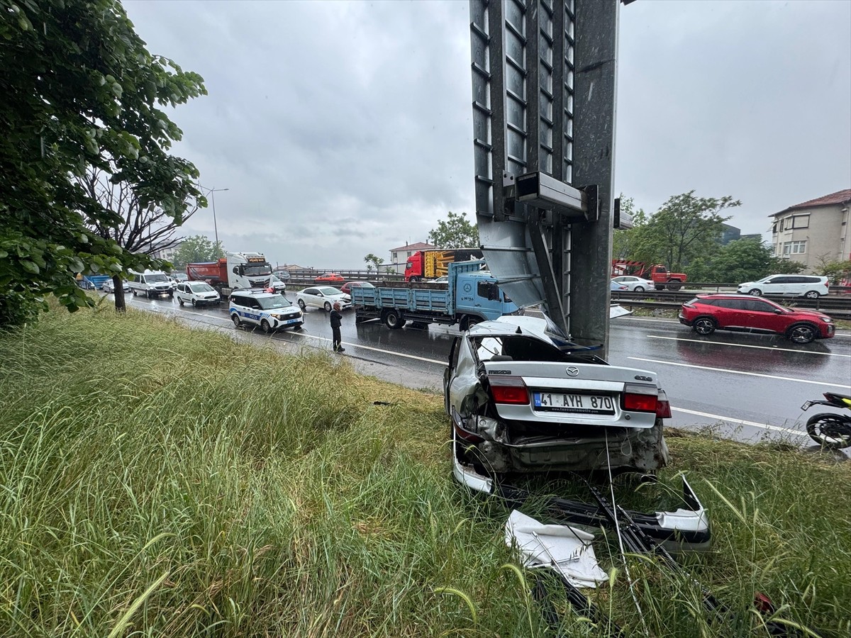 Kocaeli'nin Gebze ilçesinde otomobilin trafik levhasına çarpması sonucu D-100 kara yolunun...