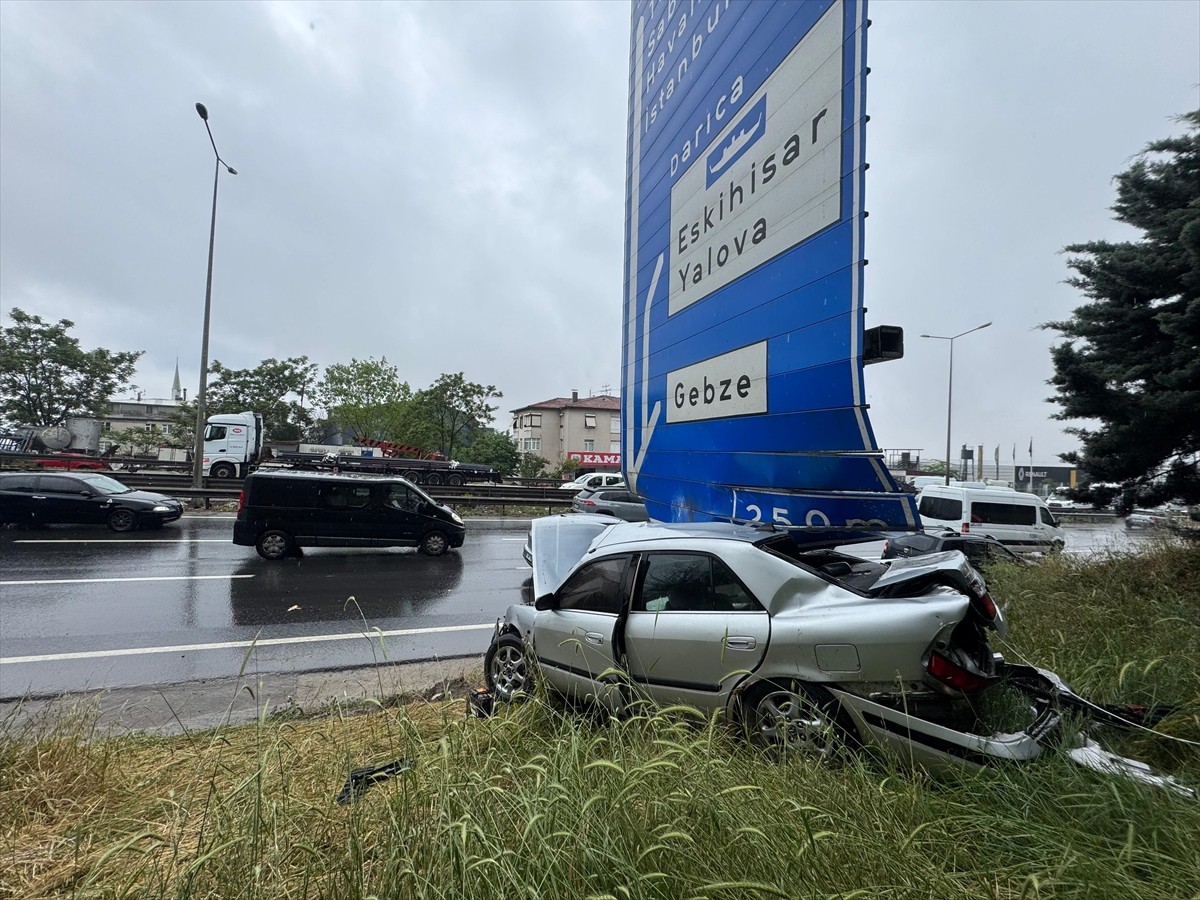Kocaeli'nin Gebze ilçesinde otomobilin trafik levhasına çarpması sonucu D-100 kara yolunun...