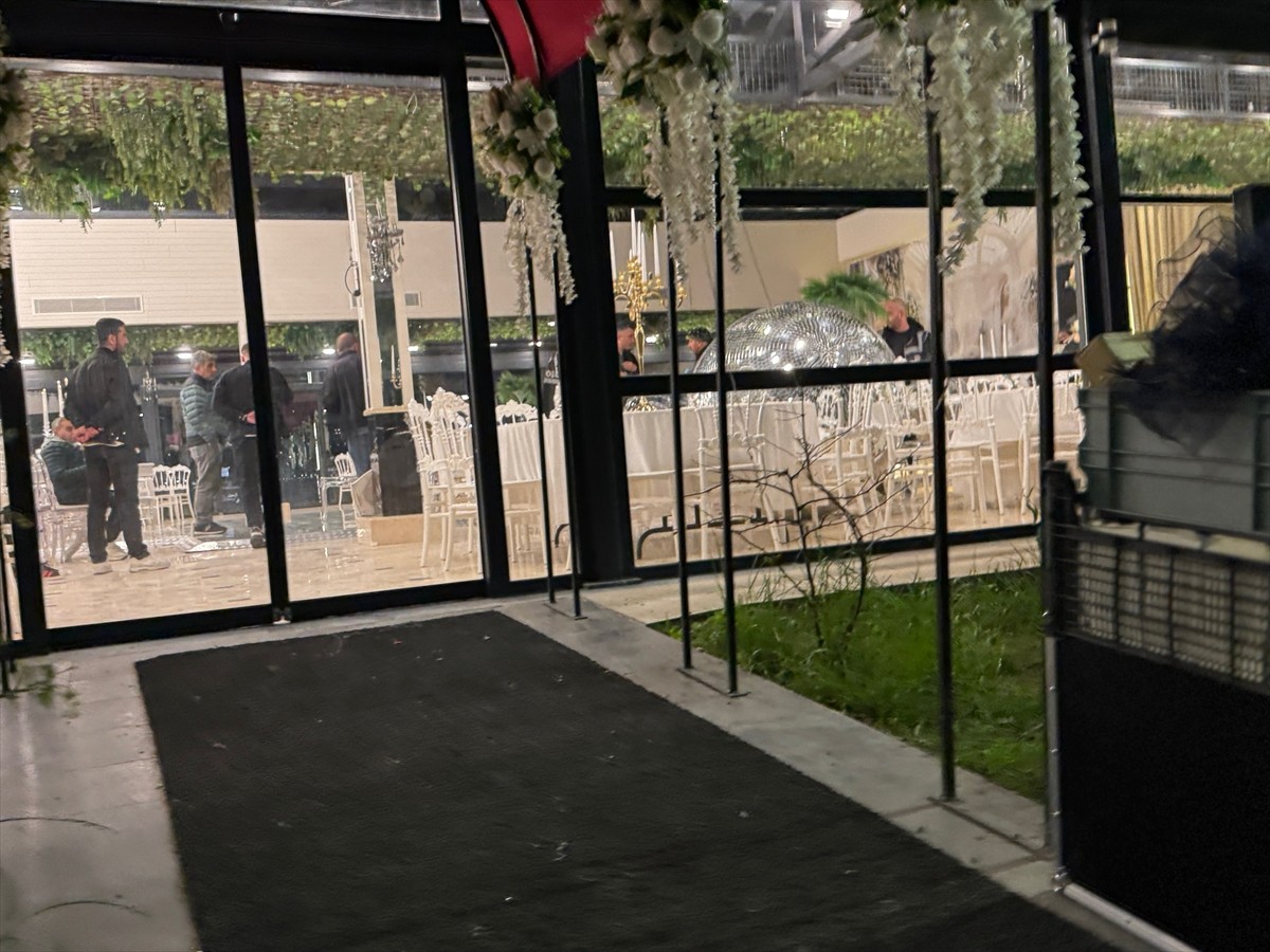 Kocaeli'nin İzmit ilçesinde kına gecesi sırasında disko topunun düşmesi sonucu aralarında gelinin...