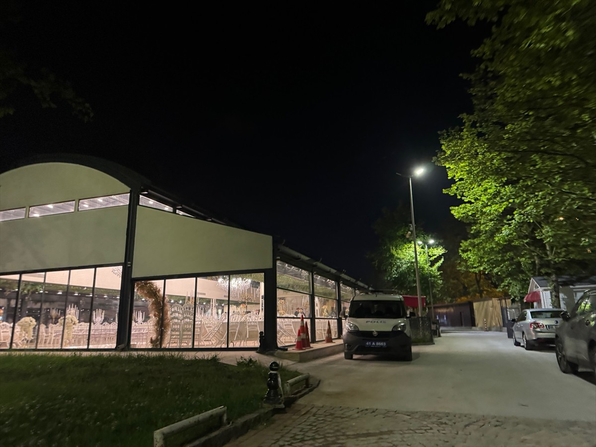 Kocaeli'nin İzmit ilçesinde kına gecesi sırasında disko topunun düşmesi sonucu aralarında gelinin...