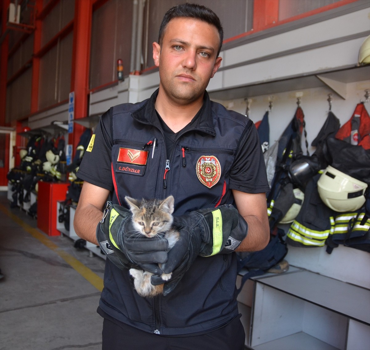 Konya'da, alışveriş merkezi otoparkında arabanın motor kısmına sıkışan kedi yavrusu kurtarıldı....